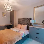 Beverly Hills House Pri Potoku By Pinkreal Дом отдыха