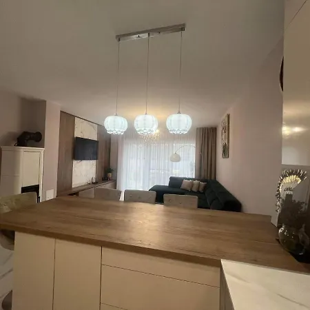 Beverly Hills House Pri Potoku By Pinkreal