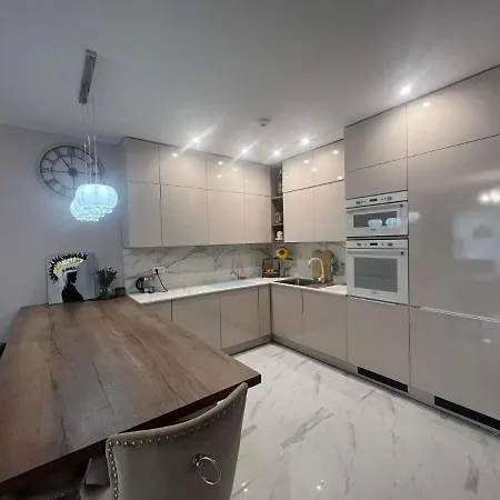 Beverly Hills House Pri Potoku By Pinkreal בית נופש