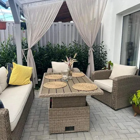 Beverly Hills House Pri Potoku By Pinkreal