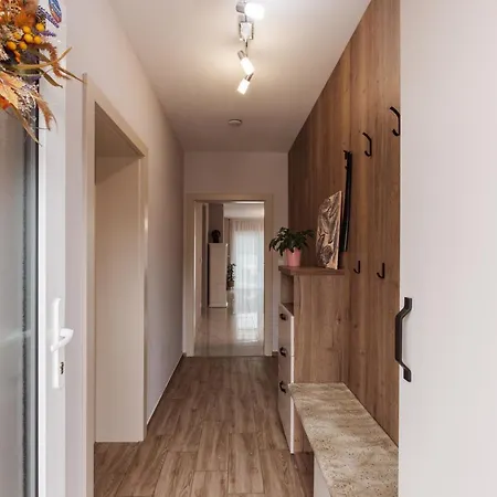 Beverly Hills House Pri Potoku By Pinkreal 펜션