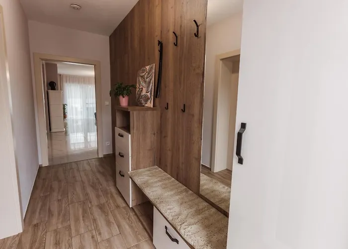 Beverly Hills House Pri Potoku By Pinkreal