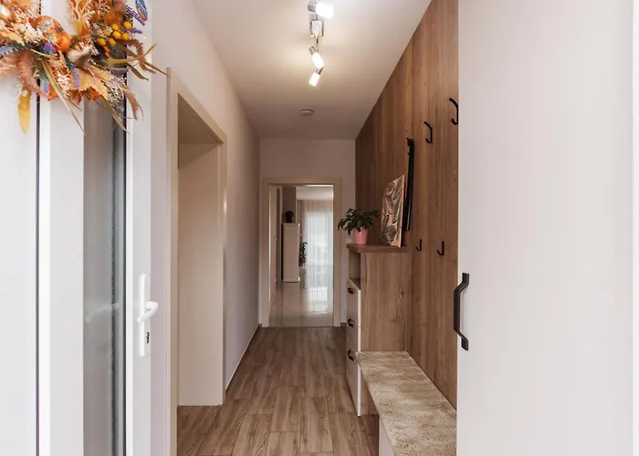 Beverly Hills House Pri Potoku By Pinkreal בית נופש