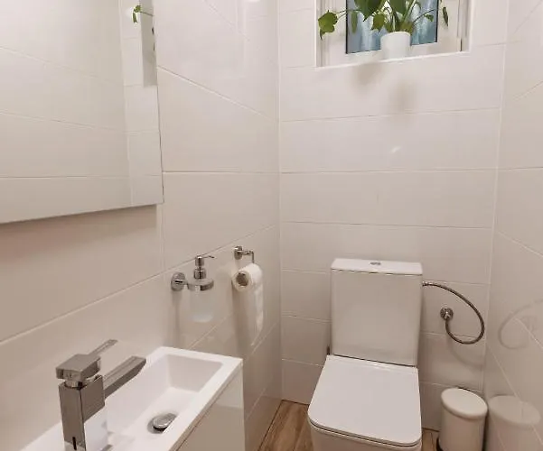 Beverly Hills House Pri Potoku By Pinkreal בית נופש